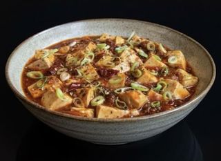 Tofu Natural Con Salsa Picante Y Verduras