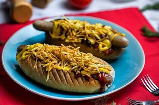 Хот-дог с домашней говяжьей колбаской в овощном соусе 