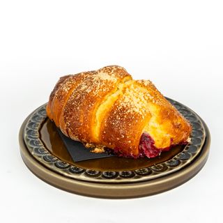 Rogal z białą czekoladą i malinami