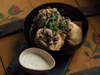 Naleśniki z kurczakiem i pieczarkami z sosem śmietanowo-ziołowym (220/50g)