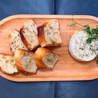 Камамбер запечений з часниковими тостами (220г)