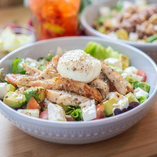 Ensalada De Pollo Braseado y Huevo Escalfado