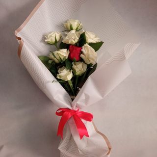Bouquet de 8 Roses Blanches et 1 Rose Rouge – Élégance et Signification