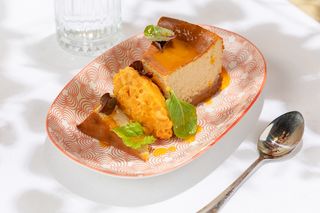 Cheesecake copt cu coulis de fructe