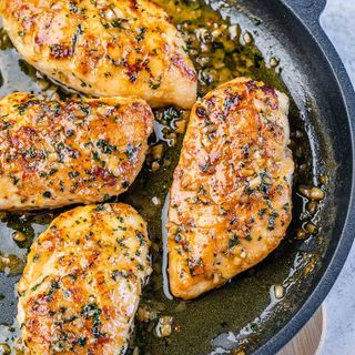 Piept de curcan în sos de vin și tarhon