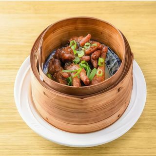 Pata de pollo con soja negra