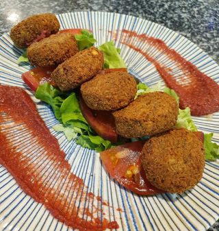Falafel de garbanzos con humus de remolacha