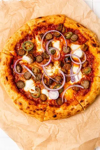 Острая пицца с домашними колбасками 