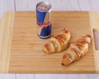 2 Croissant + Redbull