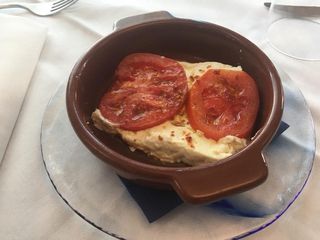 Feta greca alla griglia con pomodoro e peperoncino