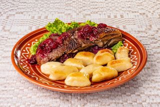 Gęś pieczona z kopytkami i modrą kapustą