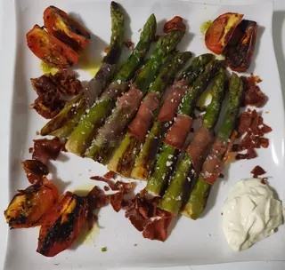 Esparragos A La Plancha Con Jamón Y Alioli