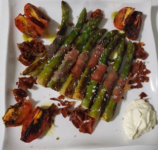 Esparragos A La Plancha Con Jamón Y Alioli