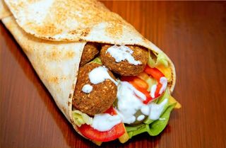 Falafel lipie + doza bautura racoritoare