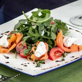 Рукола с семгой