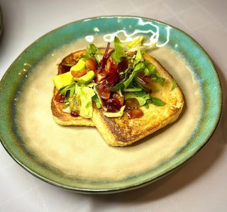 Frigănele cu salată de primavară și avocado