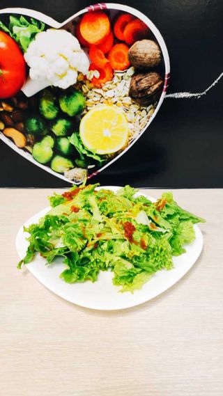 Зелена салата със сушени домати (100г)