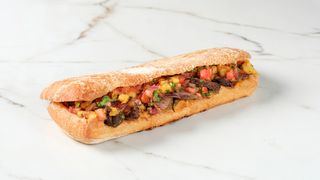 სტეიკ სენდვიჩი ჩაბატას პურით