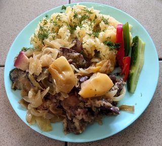 Wątróbka drobiowa, ziemniaki, surówka