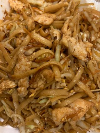 30. Пържени спагети с пиле, зеленчуци и яйца (700г)