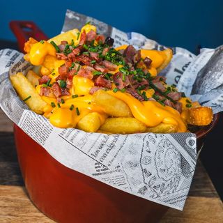 Patatas fritas con cheddar y bacón (grandes)