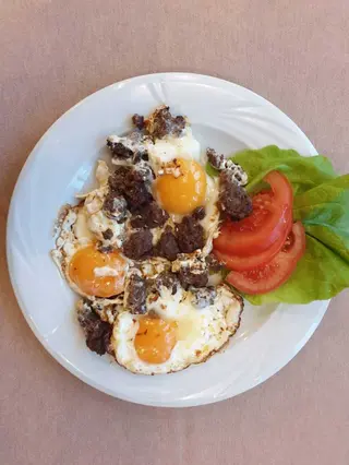 Oua cu sujuk