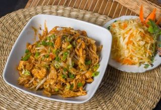 Pad Thai z kurczakiem, kiełkami i orzechami 250g