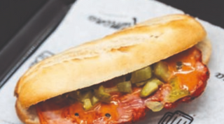 Ramoncito de lomo adobado horno con salsa Emmy Ramona y pepinillo