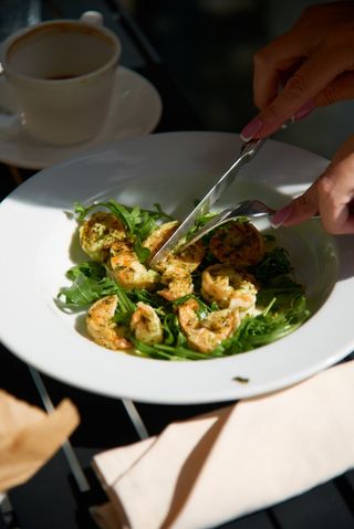 კრევეტები სოუსში