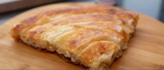 Pita savijača sa sirom parče