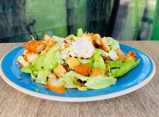 Ensalada Caesar con Pollo Keik