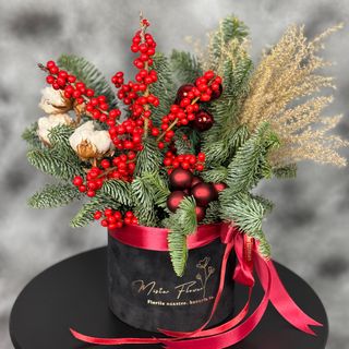 Aranjament de carciun cu globuri rosii