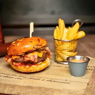 Burger cu jalapeno și cartofi prăjiți / wedges