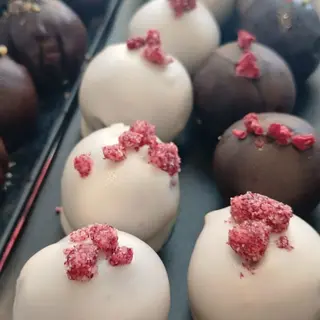 Bolsita o cajita con 8 Trufas cake variadas