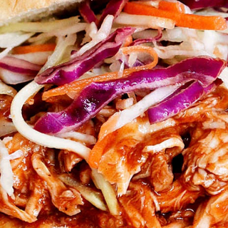 Papas fritas y pulled pork