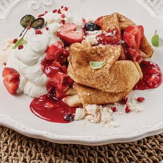 Блинчики со взбитыми сливками и ягодами