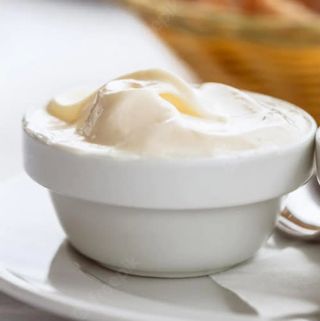 Tarrina de salsa blanca de yogur