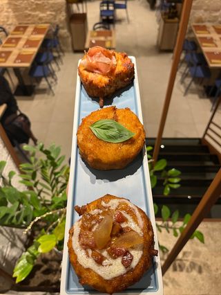 Tris di frittatine di pasta napoletane