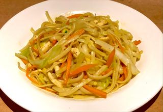 Tallarines fritos con pollo y curry