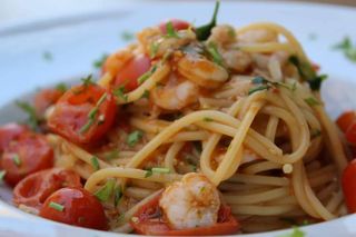 Pasta con gamberetti e pomodorino