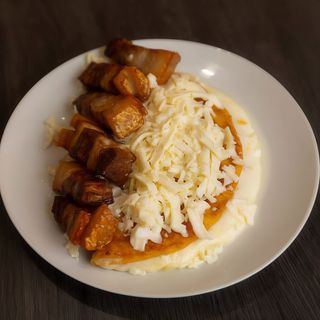 Cachapa con cerdo frito y queso de mano