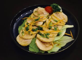 Pollo lessato, condito in salsa all'aceto di riso nero 