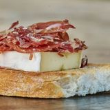 Tosta de Brie fundido con Paletilla Ibérica
