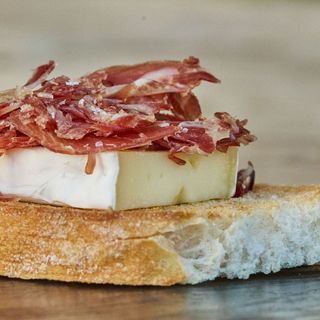 Tosta de Brie fundido con Paletilla Ibérica