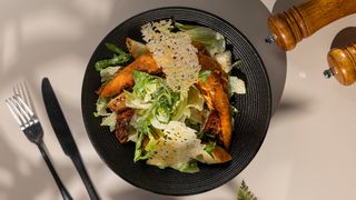 ცეზარი გრილზე მომზადებული ქათმით