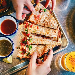 Quesadilla royale de cerdo adobado ( Gringa )