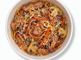 Udon z Wieprzowiną i warzywami na ostro (450g)