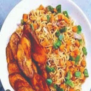 Noodles, plantain and fried turkey