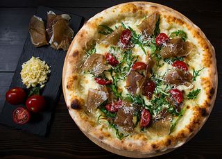  Պռոշուտոյով և ռուկոլայով պիցցա