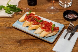 Bruschete cu rosii si usturoi